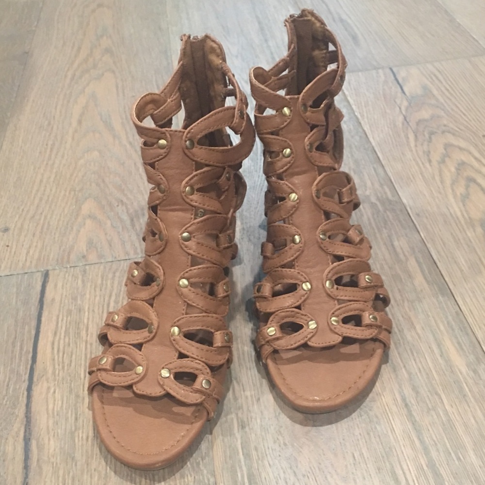Tan Gladiator Sandals w Gold Accents&Slight Wedge!